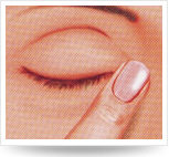閉眼，用手指輕輕向鼻梁方向壓迫內(nèi)側(cè)眼角,保持滴藥姿勢(shì)1-3分鐘。