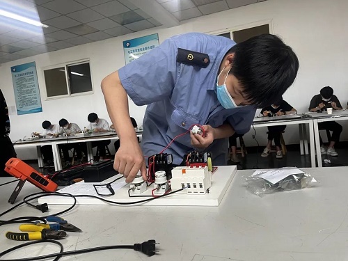 什么是高級(jí)技工班？哪個(gè)學(xué)校學(xué)高級(jí)技技工比較好